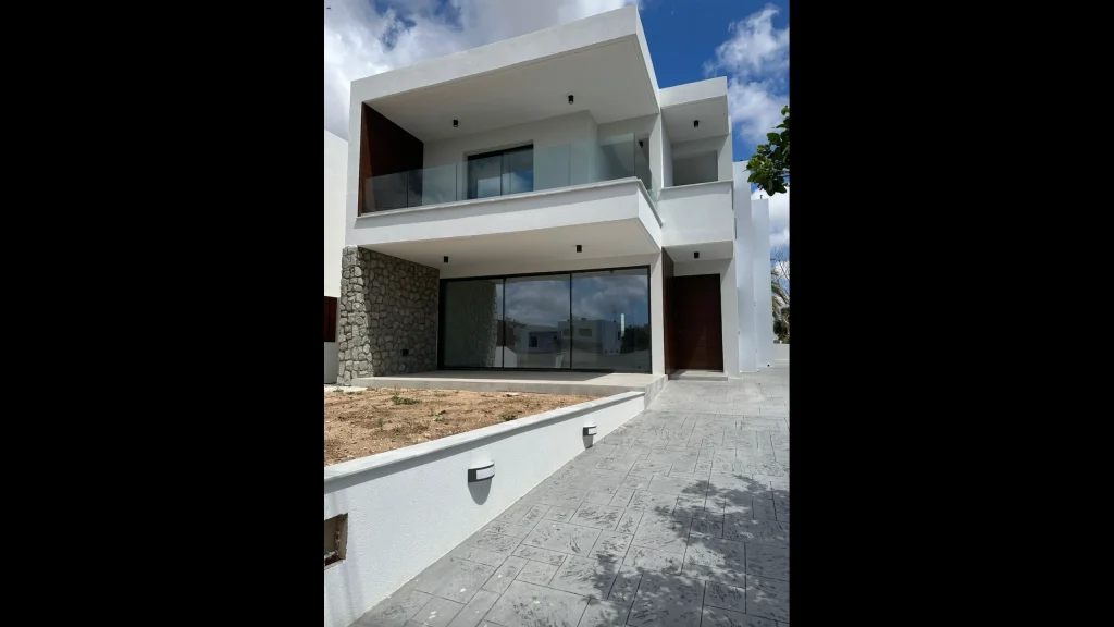 Modern villa with private pool in a quiet area