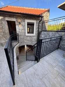 Stone House, Lustica