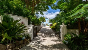 Turnkey villa with berth