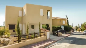 Villa in classic style not far from the sea