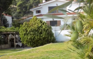Furnished villa on coast of peninsula