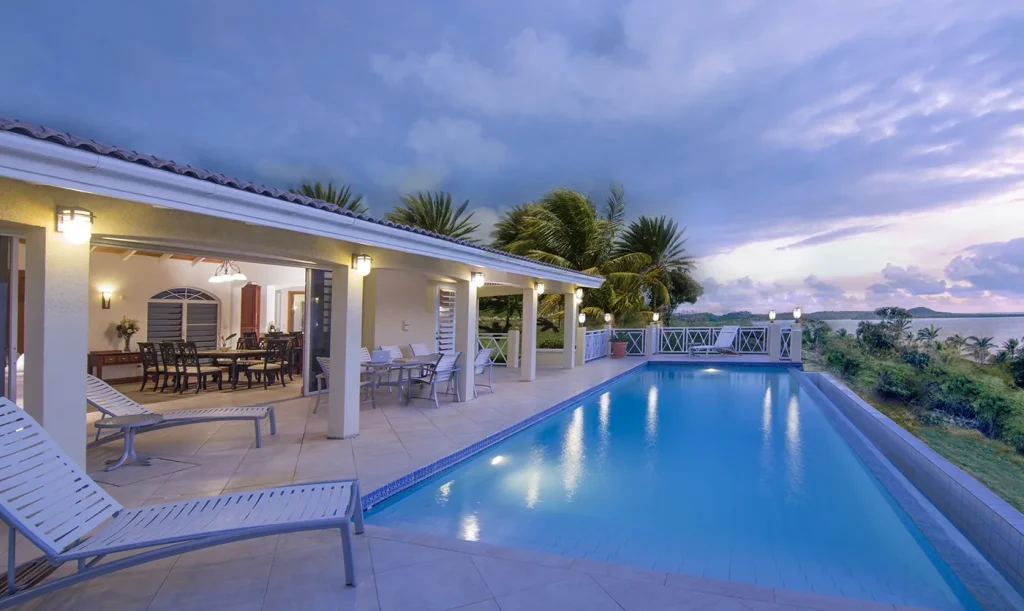 Four bedroom villa with infinity pool overlooking the bay