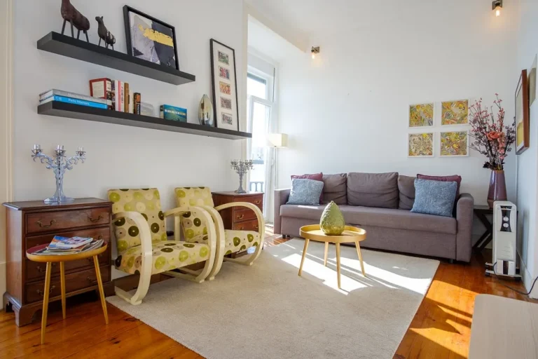 Furnished one-bedroom apartment with river view